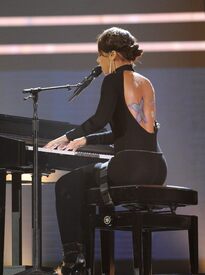 Alicia_Keys_2009_American_Music_Awards-OnStage_LA_221109_010.jpg