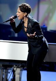 Alicia_Keys_2009_American_Music_Awards-OnStage_LA_221109_012.jpg