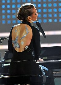 Alicia_Keys_2009_American_Music_Awards-OnStage_LA_221109_013.jpg