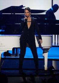 Alicia_Keys_2009_American_Music_Awards-OnStage_LA_221109_014.jpg