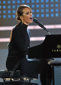 Alicia_Keys_2009_American_Music_Awards-OnStage_LA_221109_015.jpg