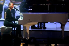 Alicia_Keys_2009_American_Music_Awards-OnStage_LA_221109_027.jpg