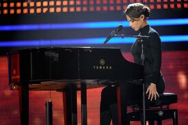 Alicia_Keys_2009_American_Music_Awards-OnStage_LA_221109_029.jpg