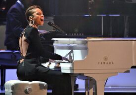 Alicia_Keys_2009_American_Music_Awards-OnStage_LA_221109_030.jpg