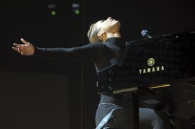 Alicia_Keys_2009_American_Music_Awards-OnStage_LA_221109_031.jpg