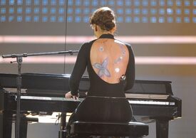 Alicia_Keys_2009_American_Music_Awards-OnStage_LA_221109_032.jpg