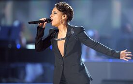 Alicia_Keys_2009_American_Music_Awards-OnStage_LA_221109_033.jpg