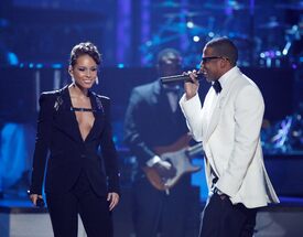 Alicia_Keys_2009_American_Music_Awards-OnStage_LA_221109_059.jpg