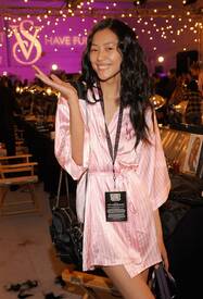 VS_Angels_Hair_3_makeup_preparations_for_the_2009_VS_Fashion_Show_NYC_191109_062.jpg