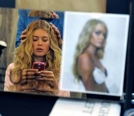 VS_Angels_Hair_2_makeup_preparations_for_the_2009_VS_Fashion_Show_NYC_191109_069.jpg