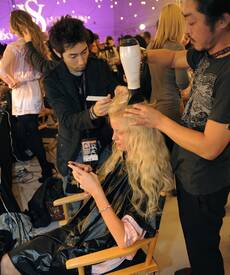 VS_Angels_Hair_2_makeup_preparations_for_the_2009_VS_Fashion_Show_NYC_191109_070.jpg