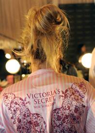 VS_Angels_Hair_0_makeup_preparations_for_the_2009_VS_Fashion_Show_NYC_191109_077.jpg