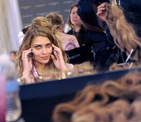 VS_Angels_Hair_1_makeup_preparations_for_the_2009_VS_Fashion_Show_NYC_191109_080.jpg