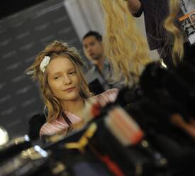VS_Angels_Hair_6_makeup_preparations_for_the_2009_VS_Fashion_Show_NYC_191109_081.jpg