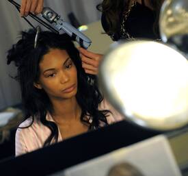 VS_Angels_Hair_7_makeup_preparations_for_the_2009_VS_Fashion_Show_NYC_191109_082.jpg