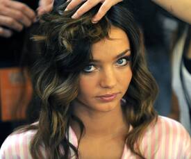 VS_Angels_Hair_7_makeup_preparations_for_the_2009_VS_Fashion_Show_NYC_191109_090.jpg