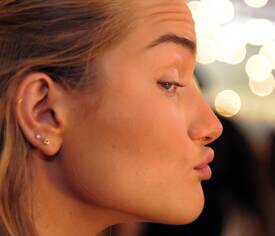 VS_Angels_Hair_2_makeup_preparations_for_the_2009_VS_Fashion_Show_NYC_191109_091.jpg