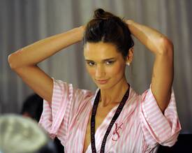 VS_Angels_Hair_3_makeup_preparations_for_the_2009_VS_Fashion_Show_NYC_191109_095.jpg