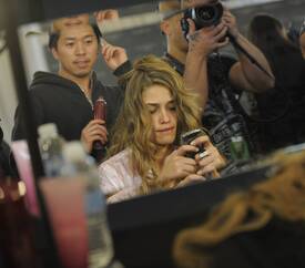 VS_Angels_Hair_8_makeup_preparations_for_the_2009_VS_Fashion_Show_NYC_191109_100.jpg