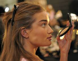 VS_Angels_Hair_4_makeup_preparations_for_the_2009_VS_Fashion_Show_NYC_191109_102.jpg