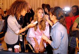 VS_Angels_Hair_4_makeup_preparations_for_the_2009_VS_Fashion_Show_NYC_191109_116.jpg