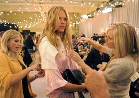 VS_Angels_Hair_2_makeup_preparations_for_the_2009_VS_Fashion_Show_NYC_191109_119.jpg