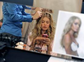 VS_Angels_Hair_3_makeup_preparations_for_the_2009_VS_Fashion_Show_NYC_191109_124.jpg