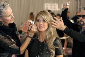 VS_Angels_Hair_8_makeup_preparations_for_the_2009_VS_Fashion_Show_NYC_191109_126.jpg