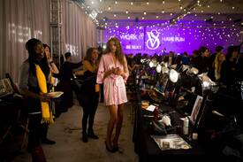 VS_Angels_Hair_8_makeup_preparations_for_the_2009_VS_Fashion_Show_NYC_191109_139.jpg