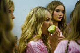 VS_Angels_Hair_9_makeup_preparations_for_the_2009_VS_Fashion_Show_NYC_191109_146.jpg