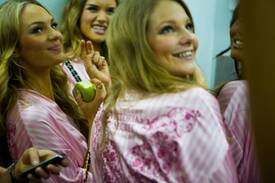 VS_Angels_Hair_3_makeup_preparations_for_the_2009_VS_Fashion_Show_NYC_191109_147.jpg
