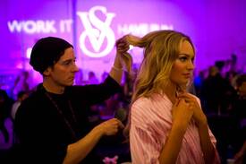 VS_Angels_Hair_3_makeup_preparations_for_the_2009_VS_Fashion_Show_NYC_191109_151.jpg