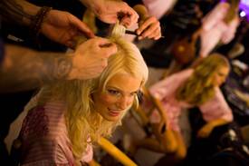 VS_Angels_Hair_5_makeup_preparations_for_the_2009_VS_Fashion_Show_NYC_191109_155.jpg