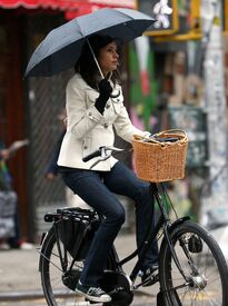 Famke_Janssen_Biking_at_SoHo_121109_005.jpg