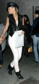 th_Rihanna_goes_to_Club_Vela_03.jpg