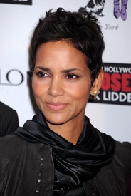celebrity-paradise.com_Halle_Berry_evening_025.jpg