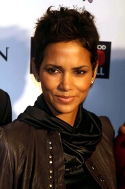 celebrity-paradise.com_Halle_Berry_evening_037.jpg