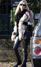 14685_Tikipeter_Kate_Moss_001_123_554lo.jpg