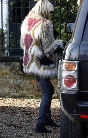 14729_Tikipeter_Kate_Moss_005_123_390lo.jpg
