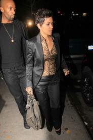 celebrity_paradise.com_TheElder_HalleBerry2010_11_18_leavingTheLionRestaurantinNewYork10.jpg