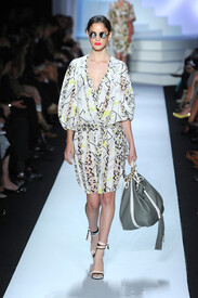 Diane Von Furstenberg Runway Spring 2011 MBFW f0DmmQ2k-lAl.jpg