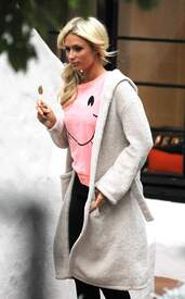 Paris Hilton 2010_11_23_atherhomeinBeverlyHills3.jpg