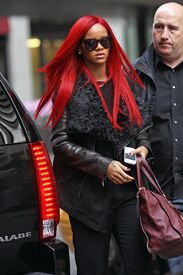 RihannaleavingherhotelinNYC_02.jpg