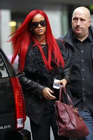 RihannaleavingherhotelinNYC_03.jpg