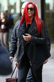 RihannaleavingherhotelinNYC_04.jpg