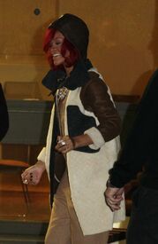 RihannaoutandaboutinLondon_14.jpg