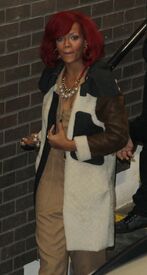 RihannaoutandaboutinLondon_15.jpg