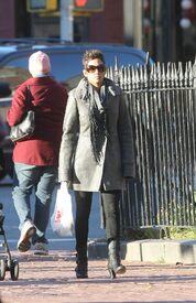 HalleBerryoutandaboutinNYC19.11.2010_01.JPG