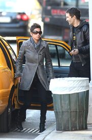 HalleBerryoutandaboutinNYC19.11.2010_03.JPG