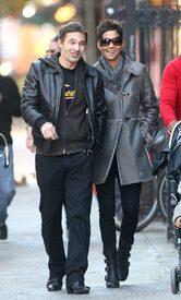 HalleBerryoutandaboutinNYC19.11.2010_05.JPG